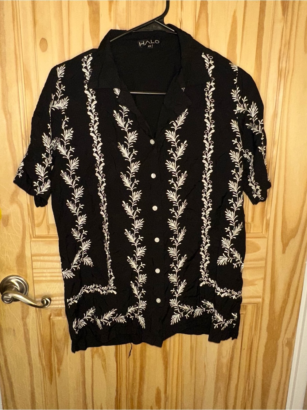 186 HALO Black Short-Sleeve Button-Up Shirt with White Vine Embroidery